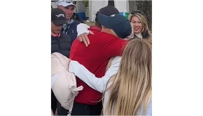 高爾夫傳奇球星伍茲(Tiger Woods)在PNC錦標賽上與前妻艾琳(Elin Nordegren)展現了感人的重聚時刻。摘自推特