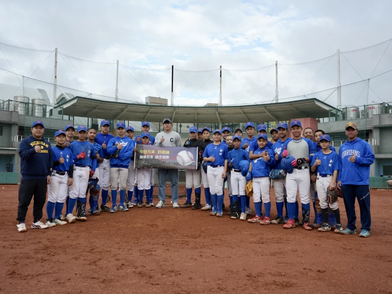 中信兄弟許庭綸（中）關心新明國中學弟。喬吉運動提供