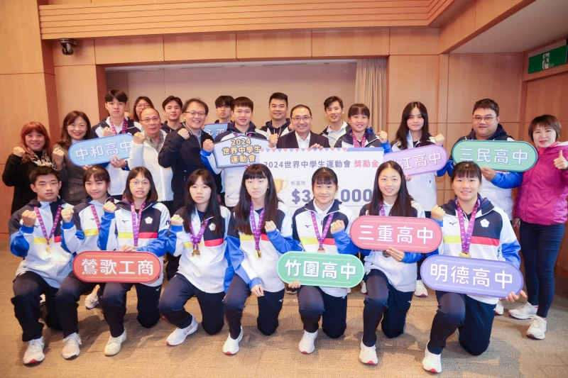 侯友宜見新北最強中學生,2024年世界中學生運動會奪8金共進帳19面獎牌。新北市政府體育局提供