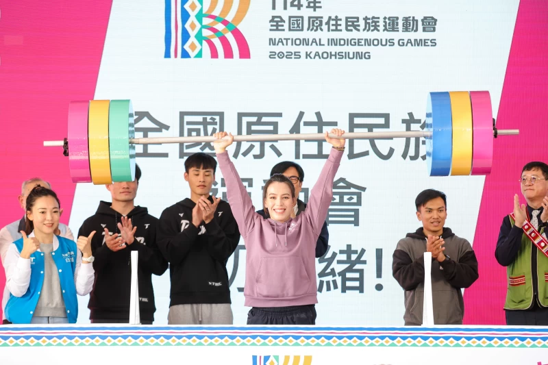 3屆奧運奪牌的舉重女神郭婞淳，出席支持並報名參賽明年全國原住民族運動會。高雄市政府運發局提供
