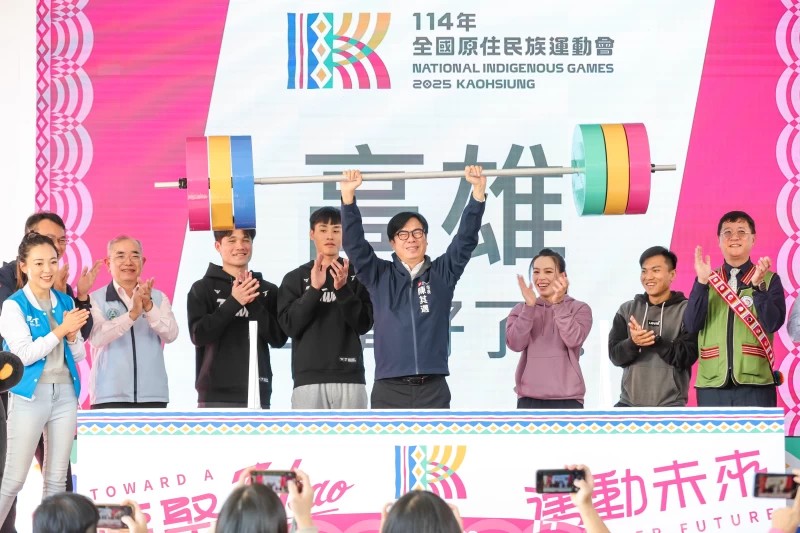 高雄市長陳其邁象徵性舉起槓鈴，代表高雄「準備好了」。高雄市政府運發局提供