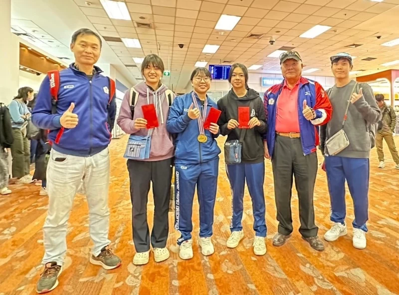中華民國定向越野協會理事長沈永賢(右2)為得牌選手頒發紅包。中華定向越野協會堤供