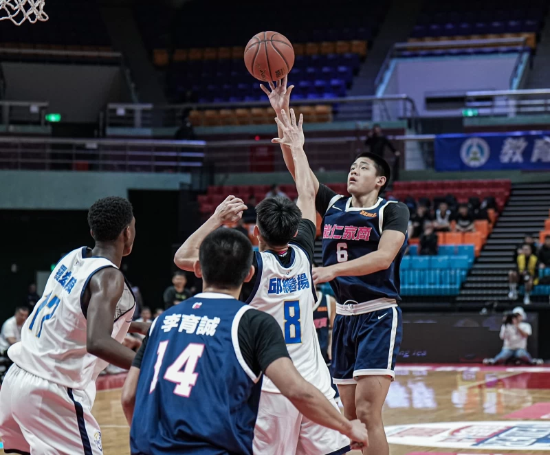 能仁三分球9投中3拿18分4籃板的喬子宸拋投。大會提什
