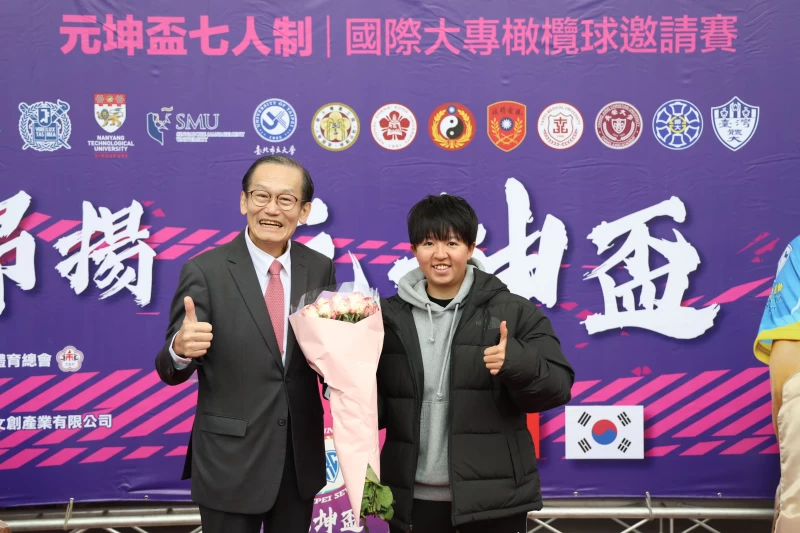 曾接受度元坤元長(左)資助的旅日女子棒球選手黃晴(右)在開幕典禮後突然獻花，讓杜元坤感到驚喜又開心。元坤運動文創提供