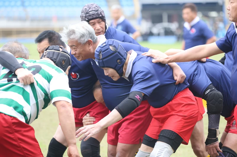 元坤盃七人制國際大專橄欖球邀請賽，創辦人杜元坤(中)下場踢表演賽。元坤運動文創提供