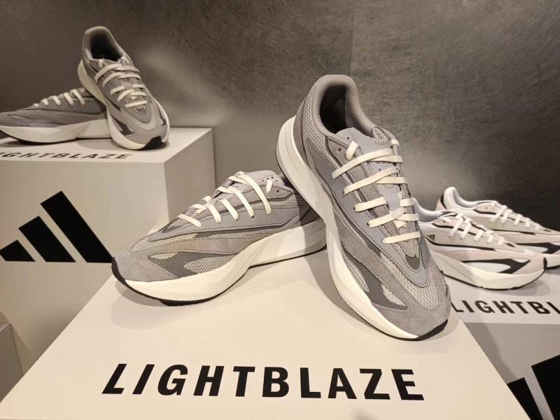 全新 adidas 城市行走鞋款- LIGHTBLAZE 系列首次亮相。詹健全攝