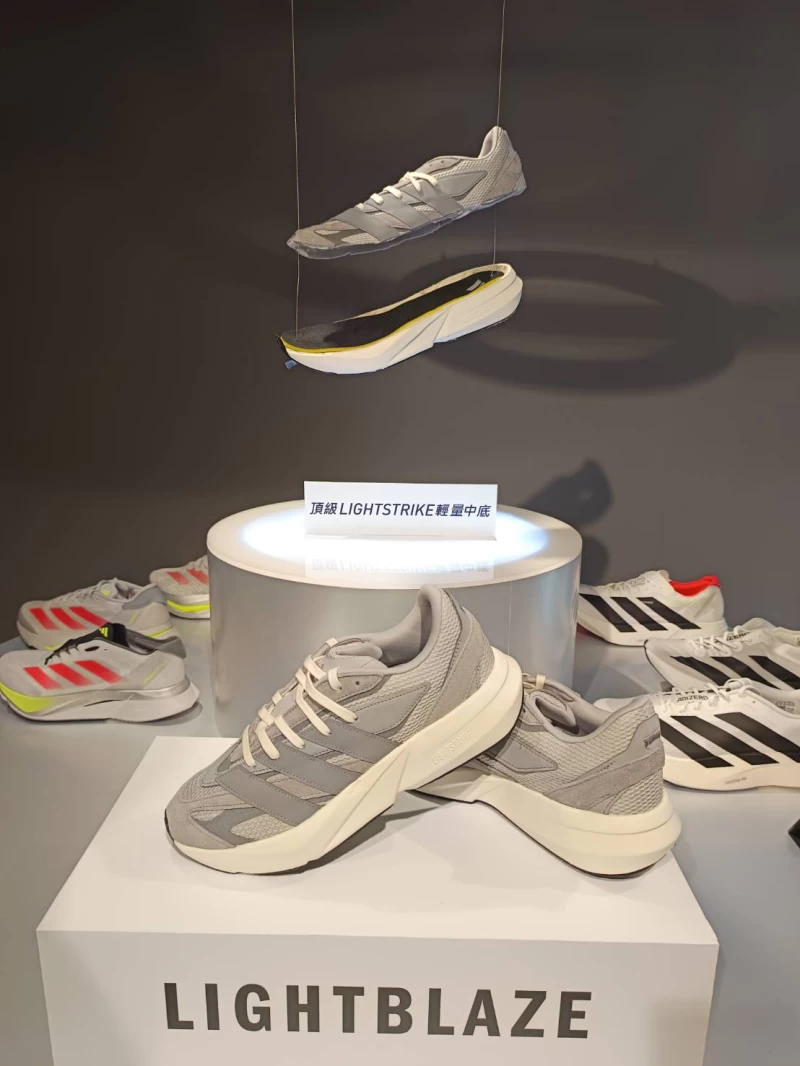 全新adidas LIGHTBLAZE 挾帶冠軍跑鞋家族勢力搭載同款頂級LIGHTSTRIKE中底科技。詹健全攝