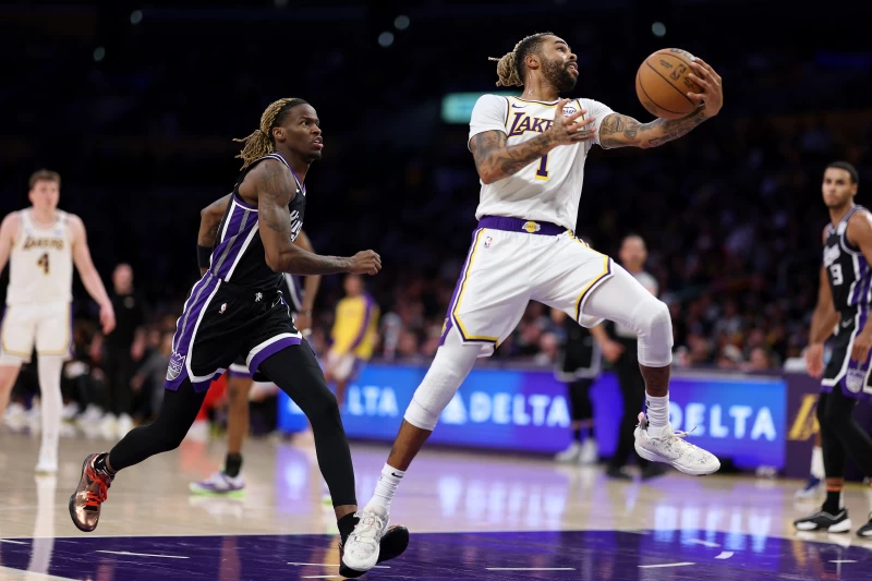 湖人將當家主控羅素(D'Angelo Russell,右)送走。法新社