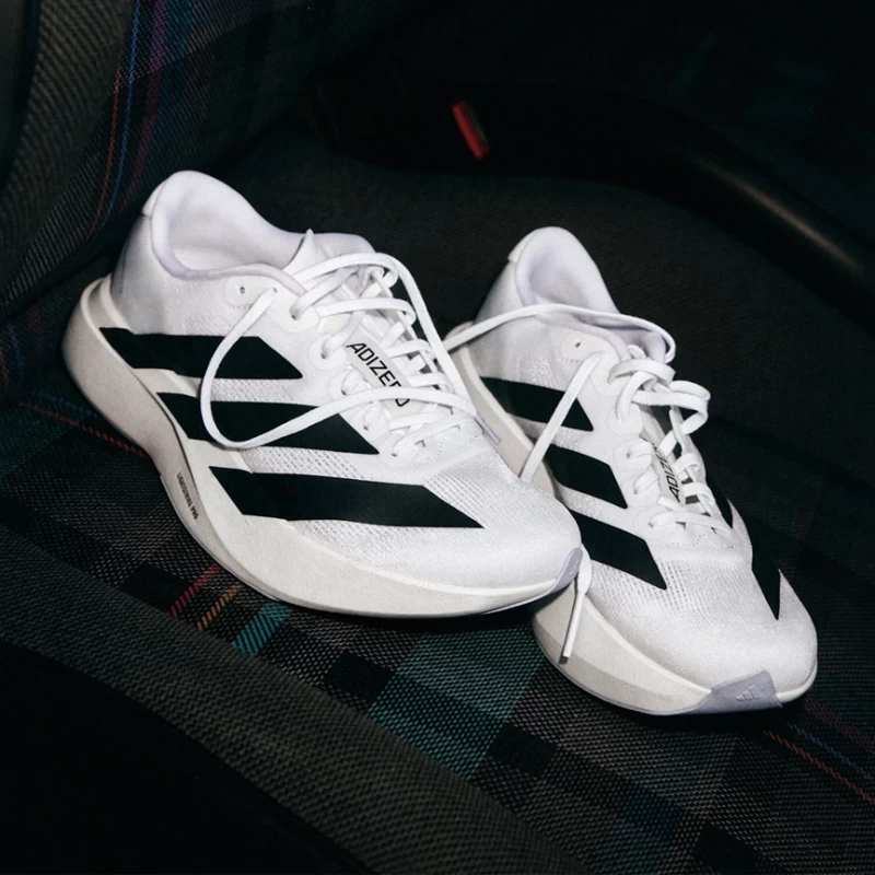 adidas推出Adizero旗下全新Evo Sl跑鞋將專業運動融合時尚潮流，打造大勢競速美學。官方提供