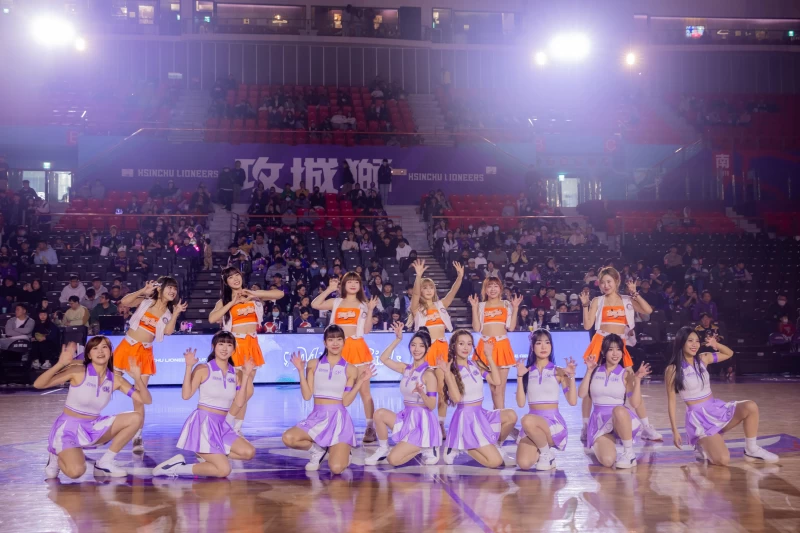 雙獅女孩攜手在Dv萬獸之王主題週帶來精彩開場表演。大會提供