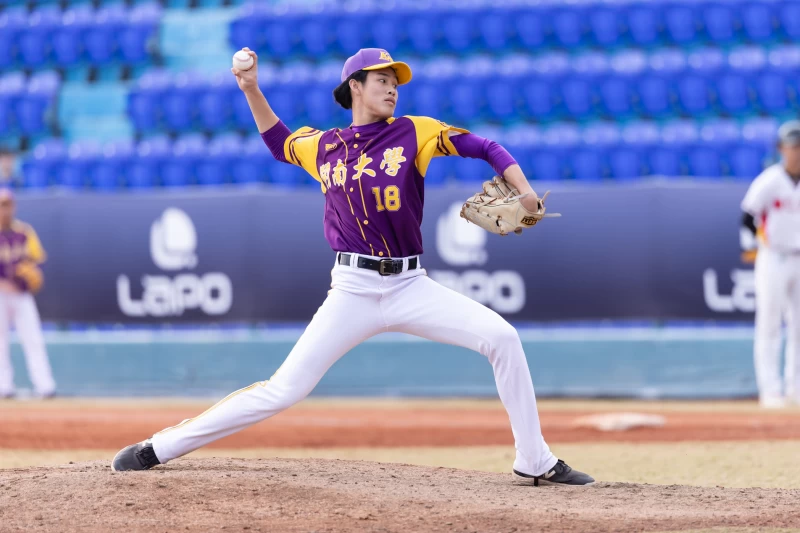 陳趙羿勳接過開南18號球衣。大專體總提供