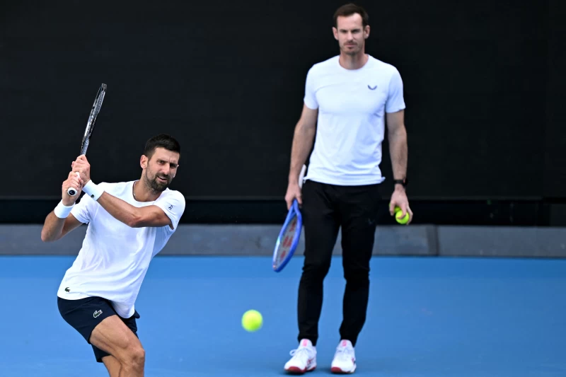 喬科維奇(Novak Djokovic)與前球王、新任教練穆雷(Andy Murray)今首次在公眾面前進行訓練。法新社