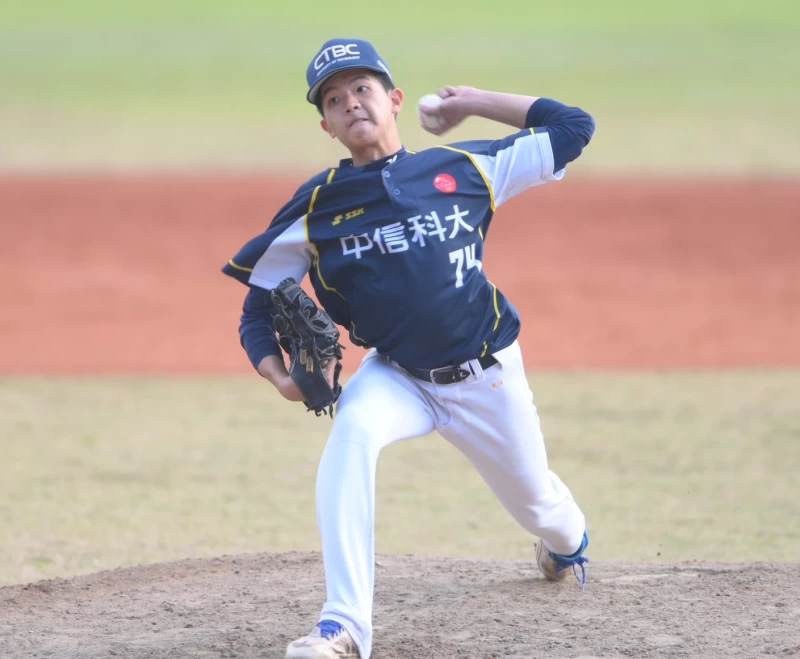 黃薰槿先發5局無責失拿到勝投。大專體總提供
