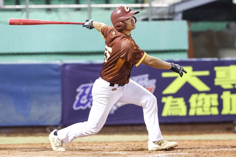 張育昇延長賽敲出致勝安打。大專體總提供