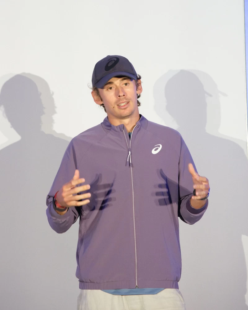 與Asics亞瑟士合作邁入第十年的澳洲網球好手Alex De Minaur 於發佈會現場分享，將繼續挑戰澳網新目標。官方提供