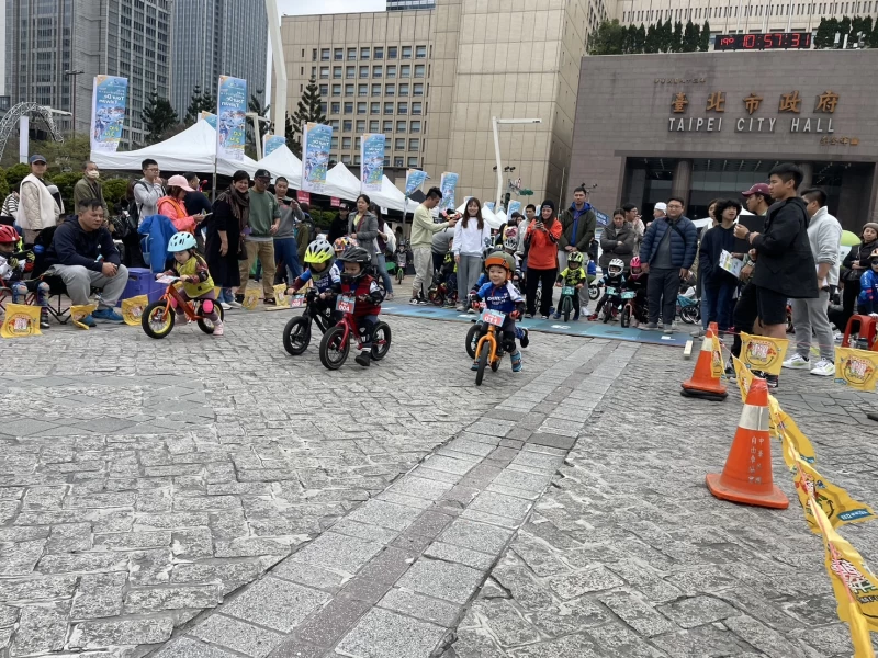 小朋友也可以跟國際選手一樣在台北市府廣場上競輪飆單車。官方提供