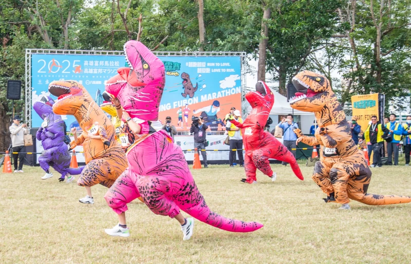 逾200隻恐龍競速狂奔宛如侏儸紀公園。高雄運發局提供