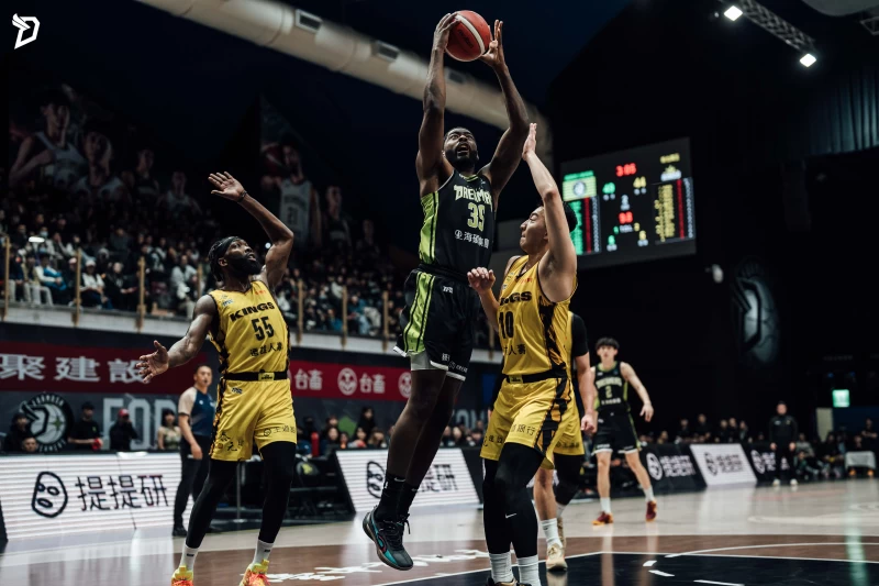 霍爾曼（Aric Holman）貢獻 19 分、7 籃板、2 助攻。官方提供