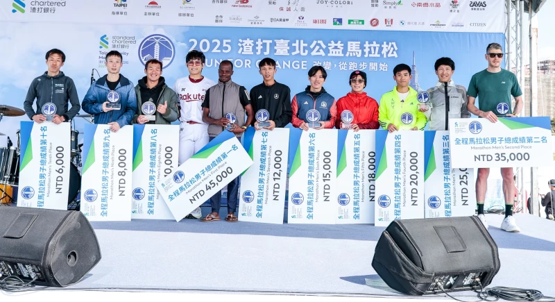 渣打馬全程馬拉松由來自肯亞的Josephat Ombiro Auka摘下男子組冠軍並由12強最強佈局投手陳冠宇頒獎。高雄運發局提供