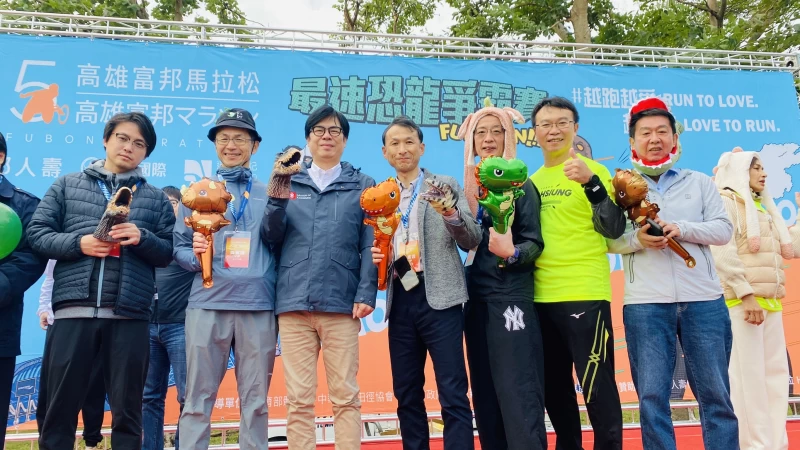 友好城市訪問團與市長合影。高雄市運發局提供