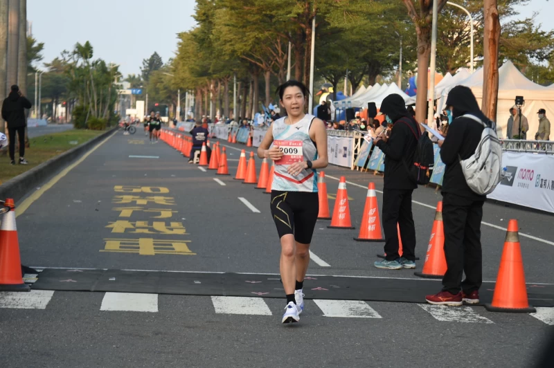 日本選手塩崎日奈獲得半馬女子組第二名。高雄運發局提供