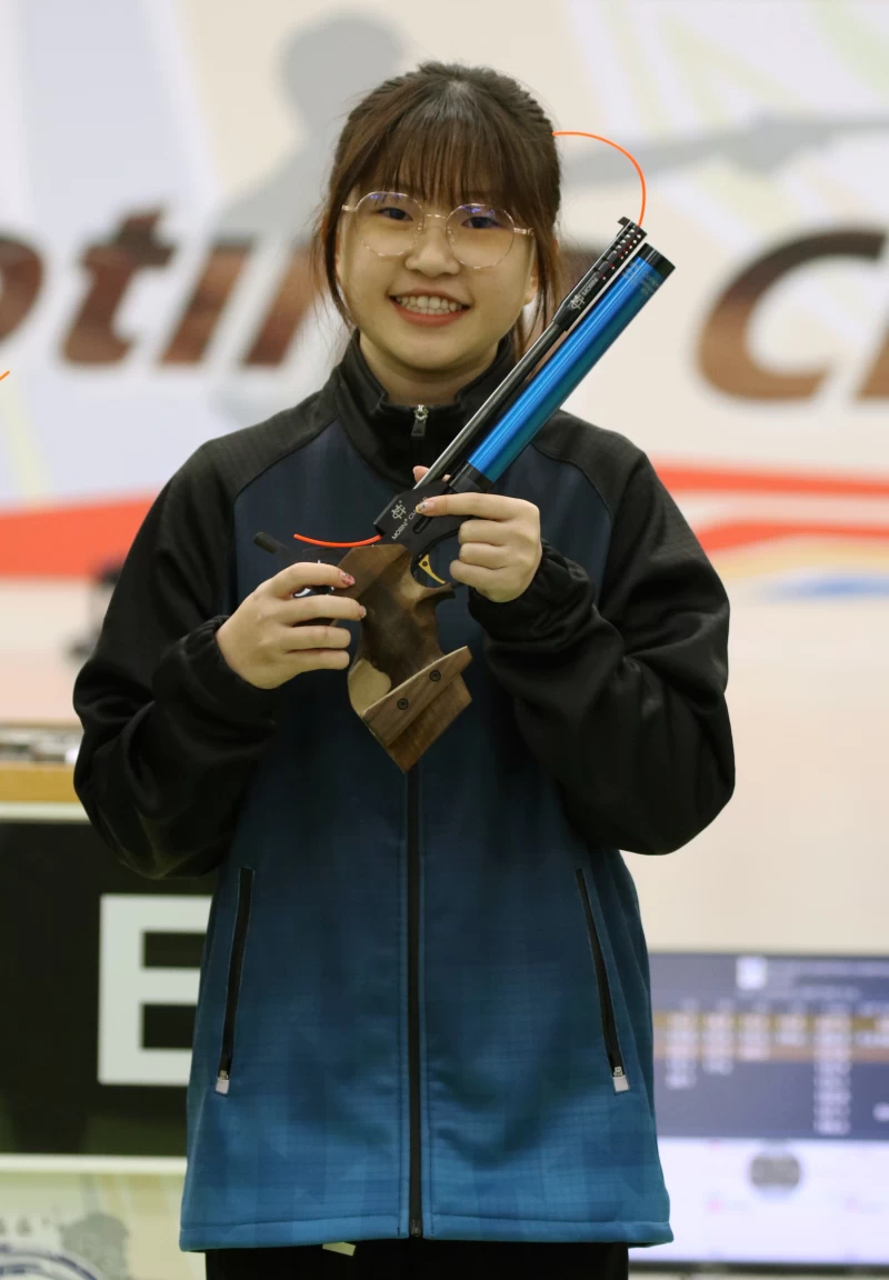 中華鄭晏晴 在女子青少年組10公尺空氣手槍拿下金牌。射擊協會提供