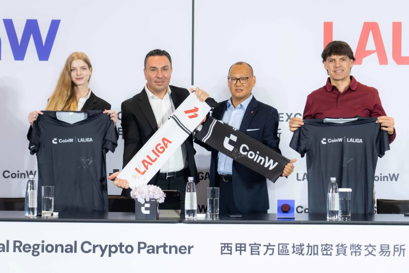 Laliga代表致贈聯盟大使簽名商品給Coinw 。官方提供