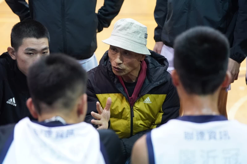 高雄師大總教練徐耀輝。大專體總提領