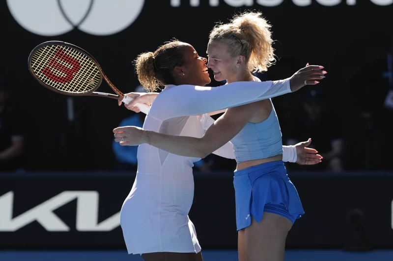 席妮亞科娃(Katerina Siniakova，右)拿下第十座大滿貫女雙冠軍。摘自澳網推特