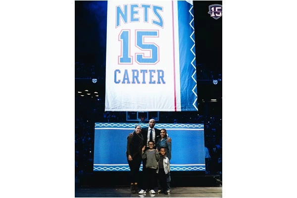 籃網今(26)日舉行「半人半神」卡特(Vince Carter)的15號球衣退役儀式。摘自籃網推特