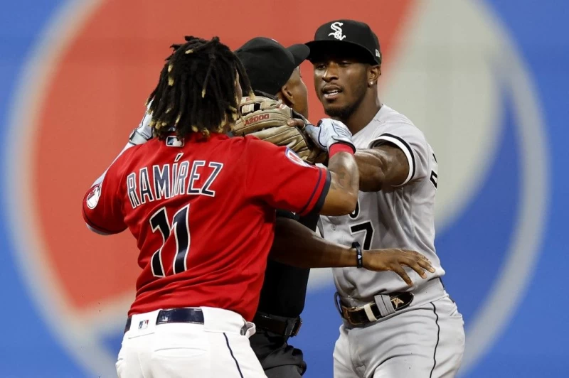 有網友戲稱安德森（Tim Anderson，右1）是因為挨了拉米瑞茲（Jose Ramirez）的鐵拳後才陷入低潮。法新社