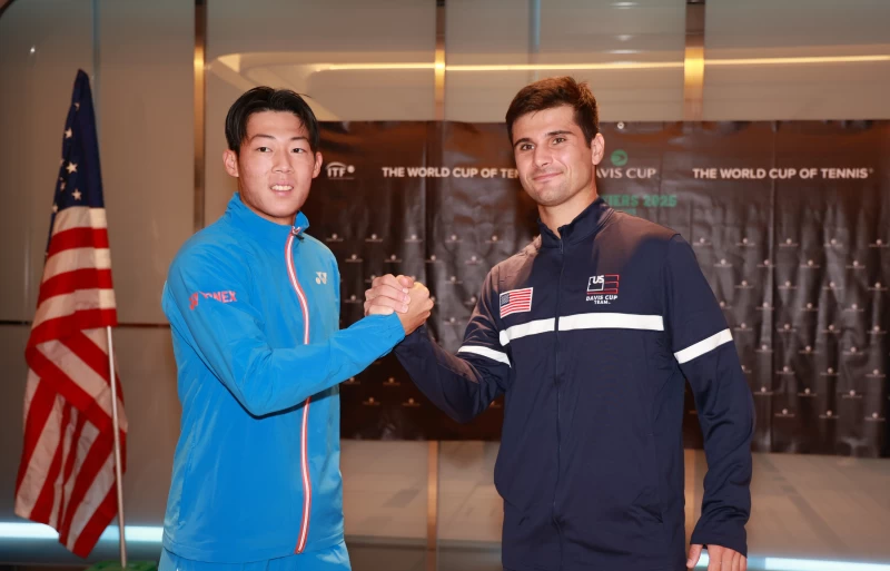 由中華隊第一單打曾俊欣(世界第119)vs. 美國第二單打吉隆(Marcos Giron，世界第43)。中華民國網球協會提供