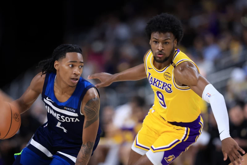 布朗尼·詹姆斯(Bronny James，右）的表現漸入佳境。法新社