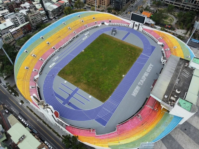 巴黎奧運紫色田徑場復刻在新北板橋體育場，浪漫迎接世壯運0203開放使用。新北市政府體育局提供