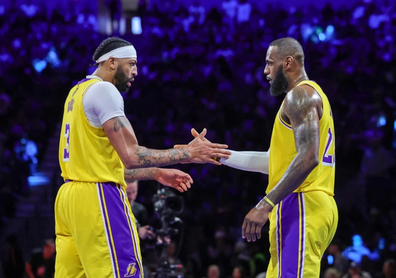 詹姆斯(LeBron James,右)對最佳搭檔戴維斯(Anthony Davis)要被交易竟然不知情。法新社