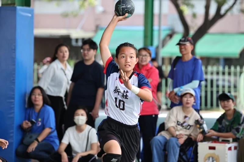新莊國小女子手球隊參加113年全國手球錦標賽榮獲U12女子組冠軍。新莊國小提供