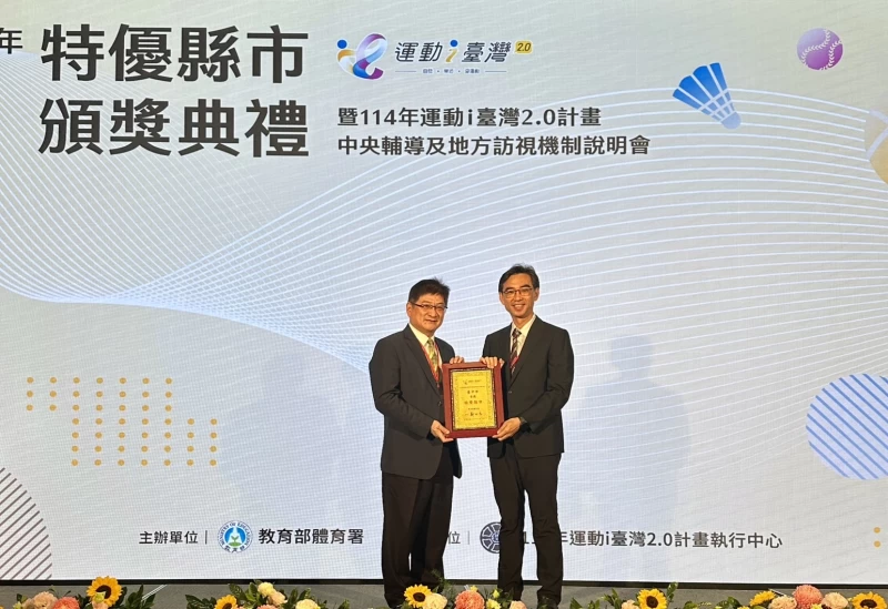運動局長游志祥代表臺中市接受體育署受獎。台中市運動局提供