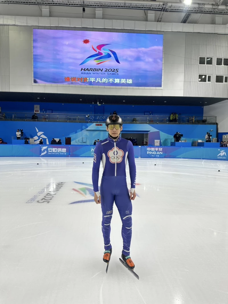 2025年哈爾濱亞洲冬季運動會我國代表團男子掌旗官為滑冰代表隊的短道競速林峻頡選手擔任。體育署提供