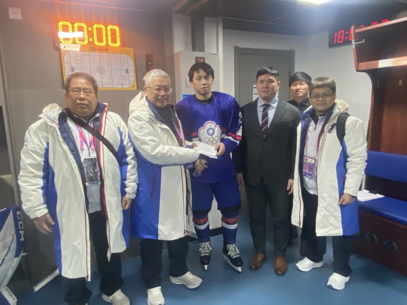 我國參加哈爾濱亞冬運代表團總領隊陳士魁(右2)及體育署房瑞文副署長（右1）向冰球男子代表隊李政瑋選手（左3）及翁鐸教練右2致意並加油打氣。體育署提供