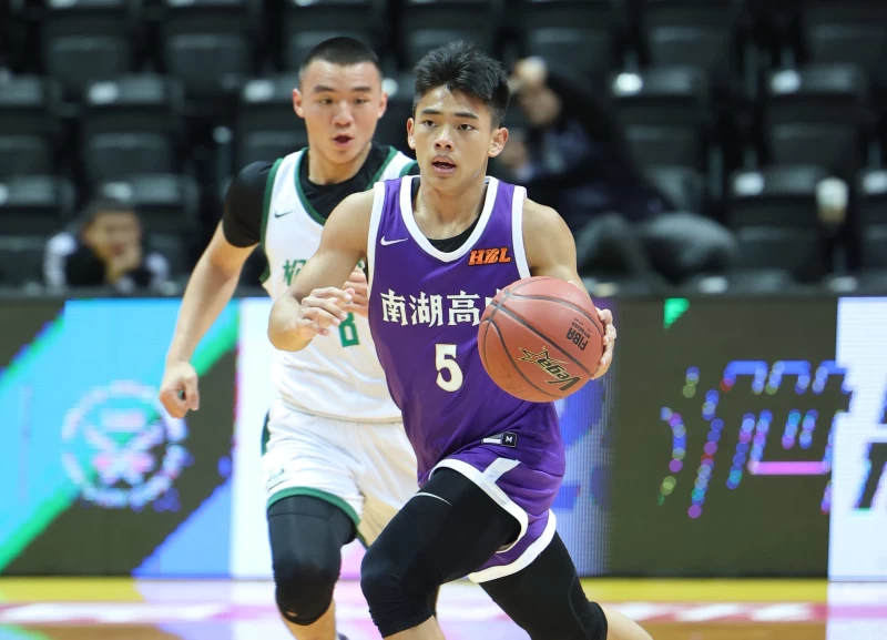 南湖高二主控幸宇勝頂著右腳踝韌帶小裂的傷痛,賽前吃中藥止痛,板凳出發撐35分31秒飆進22分13籃板。高中體總提供