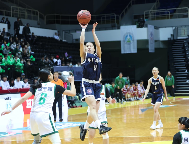 永仁曾廷翊三分球8投中3拿13分10籃板首度雙十外帶7助攻代表作。高中體總提供