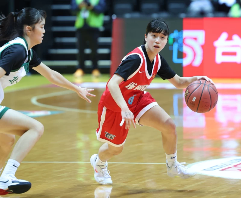 永平高二精靈後衛張宇婕三分球13投中8飆29分 。高中體提供