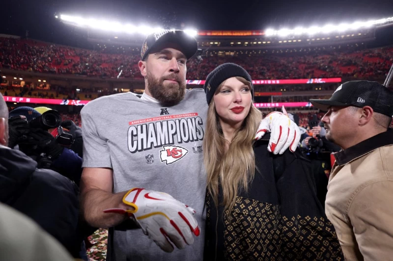 流行音樂巨星泰勒絲(Taylor Swift,右)與美式職業足球運動員凱爾斯(Travis Kelce)傳出喜訊。法新社