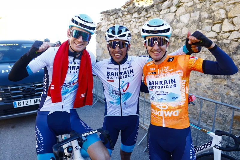 奪冠的布伊特拉戈與隊友海格(圖左）及畢爾包（圖右）開心慶功。Sprint Cycling提供