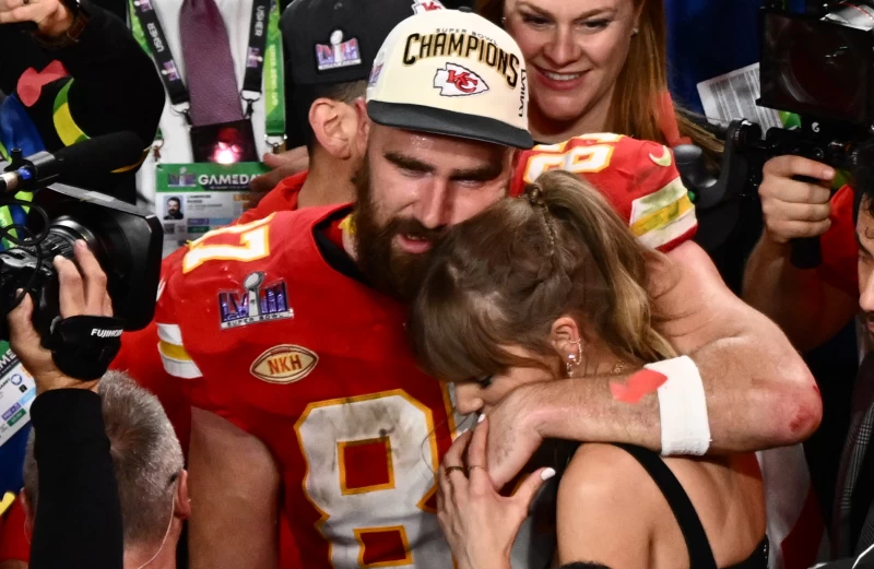 凱爾斯 (Travis Kelce) 會不會公開跟泰勒絲求婚也有開盤。法新社