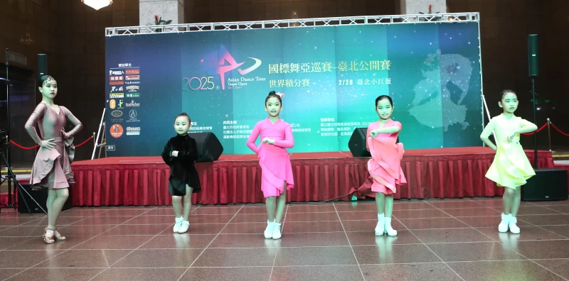 薛有彤3位9歲的小女孩陳昱喬、呂昀珊、顏子嫣及陳宣妤。中華民國國際運動舞蹈發展協會提供