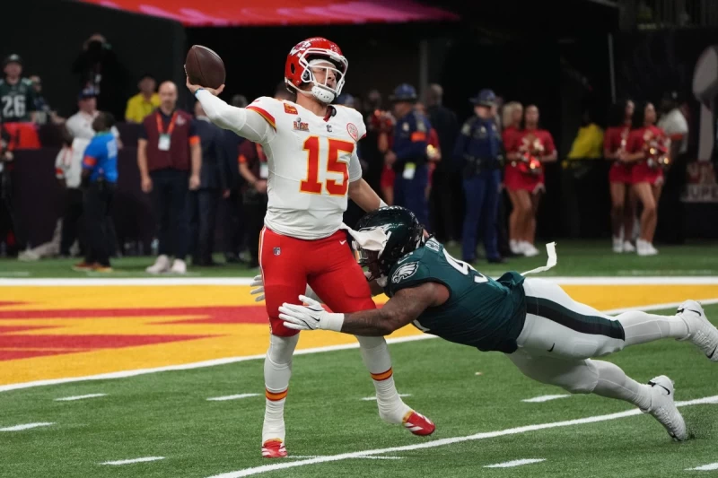酋長的四分衛馬霍姆斯(Patrick Mahomes)全場遭到6次擒殺。法新社