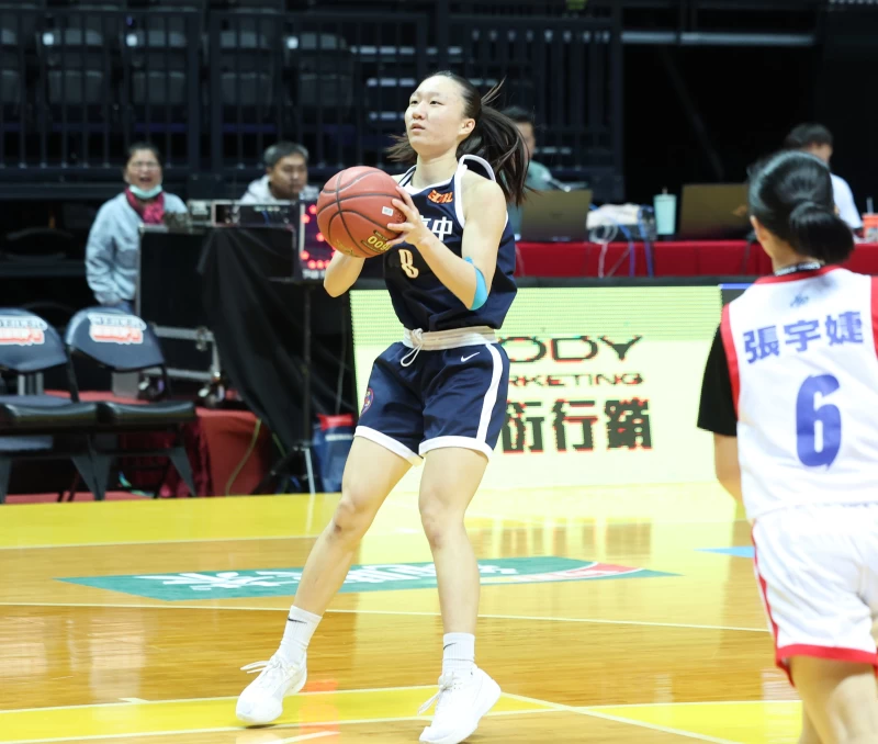 永仁姊姊黃少縵三分球 球10投中2拿11分。高中體總提供
