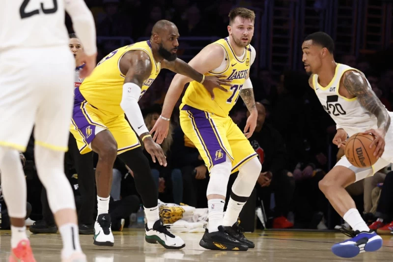 「歐洲金童」唐西奇(Luka Doncic,中)改披紫金戰袍後首戰。法新社