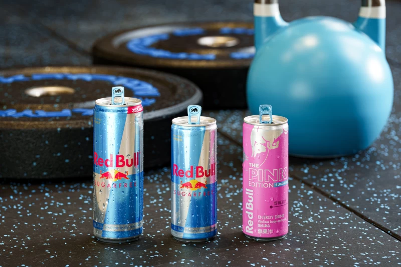 Red Bull除有無糖能量飲料250ml及355ml兩款不同容量之外，今年3月預計推出無糖新風味Red Bull Pink Edition野莓風味，提供健身愛好者新選擇。Red Bull 提供